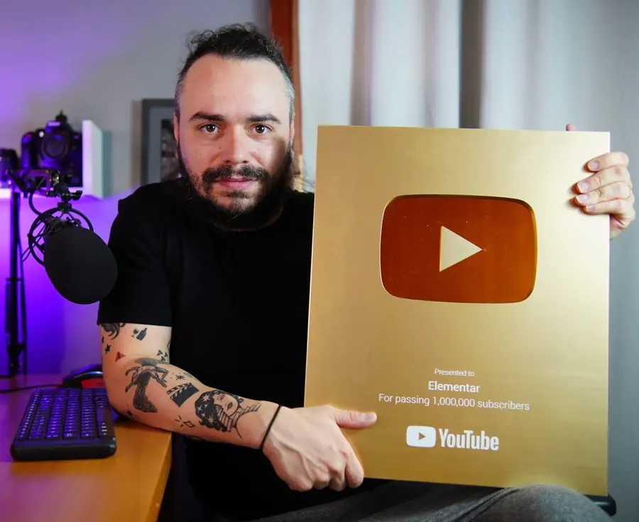 Tales Passos com a placa de 1 milhão de inscritos do YouTube
